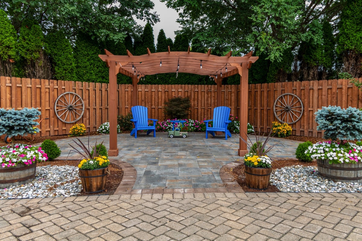 Garden with wooden pergola
